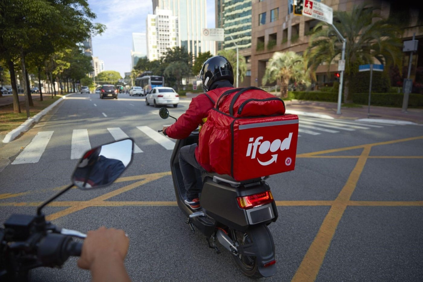 iFood anuncia pacote de melhorias para entregadores com isenção de taxas e programa de recompensas