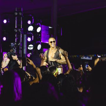 De surpresa, Léo Santana grava EP em posto de gasolina de Salvador