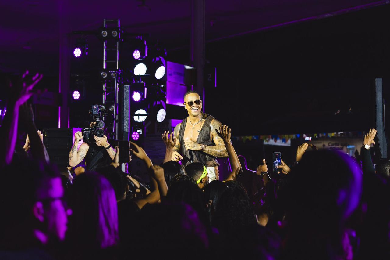 De surpresa, Léo Santana grava EP em posto de gasolina de Salvador