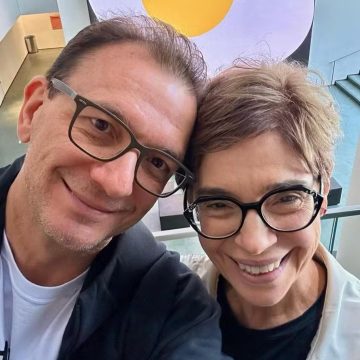 Renata Lo Prete posta foto rara ao lado do marido jornalista: ‘Hoje tem’