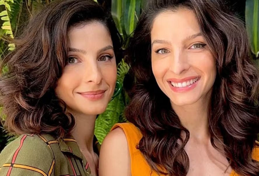 Giselle e Michelle Batista, irmãs gêmeas, brincam com boato de que são a mesma pessoa