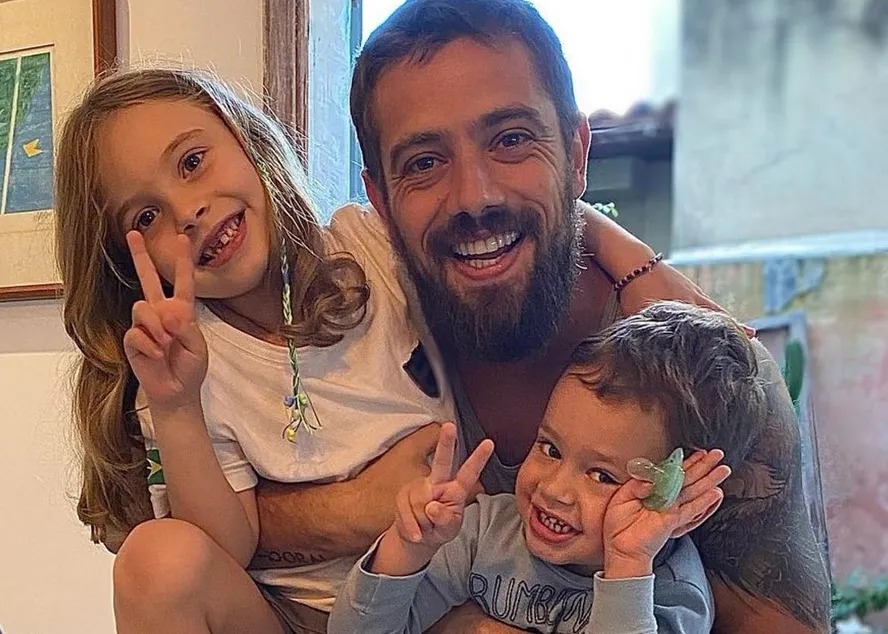 Rafael Cardoso conta como mantém contato com os filhos mesmo sem vê-los há dois anos: ‘Injustiçado’