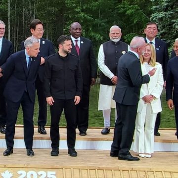 Lula se distrai durante foto do G7 e chefes de estado chamam sua atenção; veja vídeo
