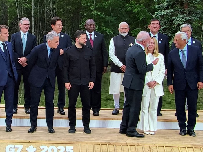 Lula se distrai durante foto do G7 e chefes de estado chamam sua atenção; veja vídeo