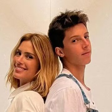 Carolina Dieckmann e filho caçula posam com looks combinando: ‘Saudade’
