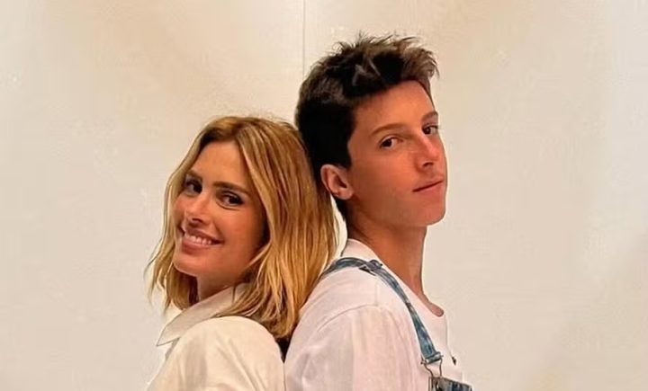 Carolina Dieckmann e filho caçula posam com looks combinando: ‘Saudade’