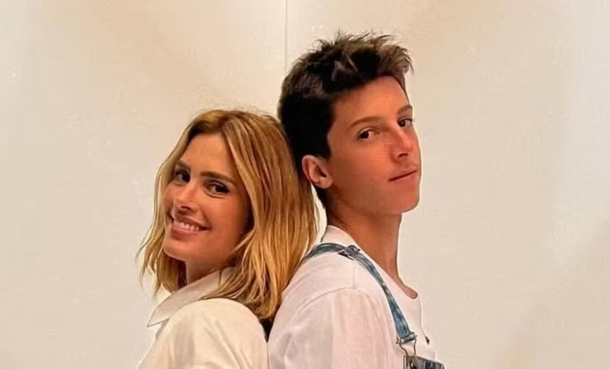 Carolina Dieckmann e filho caçula posam com looks combinando: ‘Saudade’