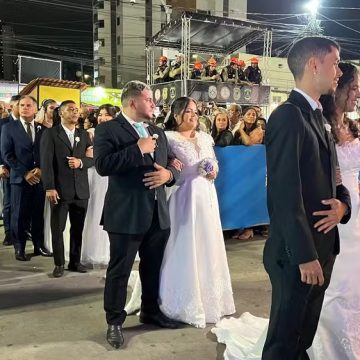 Mais de 100 casais se casam ao mesmo tempo no ‘Maior São João do Mundo’