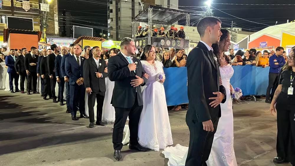 Mais de 100 casais se casam ao mesmo tempo no ‘Maior São João do Mundo’