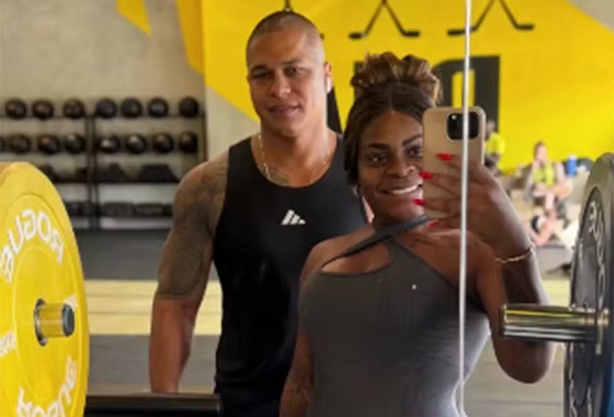 Usando look ‘a vácuo’, Jojo Todynho mostra cinturinha em treino com o namorado