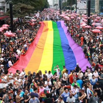 Parada LGBT+ em SP tem ‘exército’ de leques, hino nacional, Marco Nanini e defesa do direito de envelhecer com dignidade