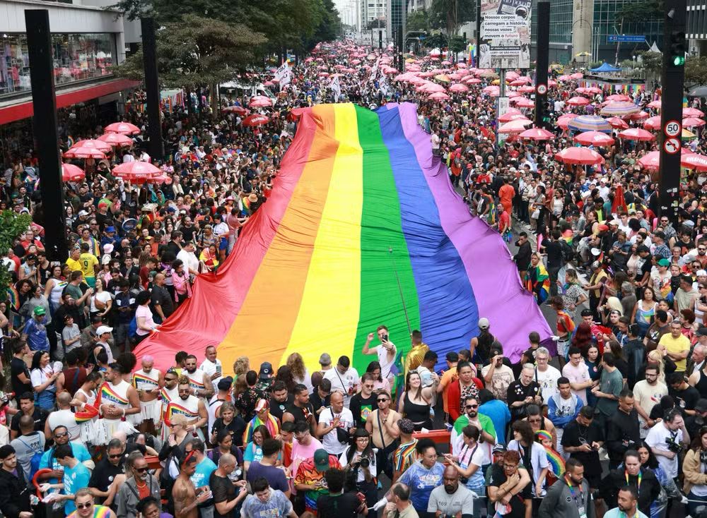 Parada LGBT+ em SP tem ‘exército’ de leques, hino nacional, Marco Nanini e defesa do direito de envelhecer com dignidade
