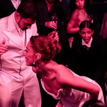 Giovanna Lancellotti compartilha foto dançando até o chão em casamento com Gabriel David