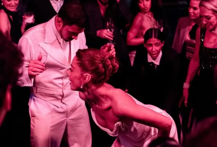 Giovanna Lancellotti compartilha foto dançando até o chão em casamento com Gabriel David