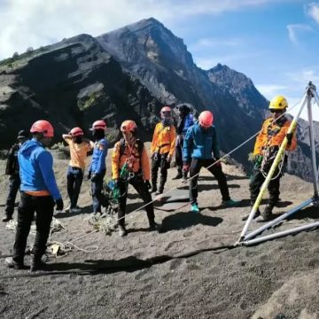 Turista da Malásia é resgatado no Monte Rinjani dias após morte de Juliana Marins