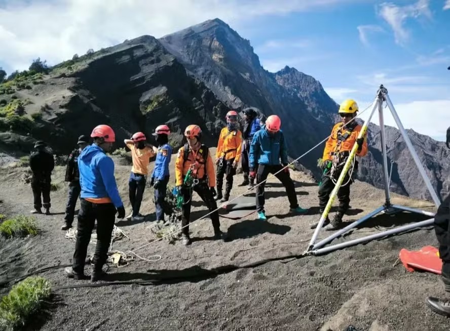 Turista da Malásia é resgatado no Monte Rinjani dias após morte de Juliana Marins