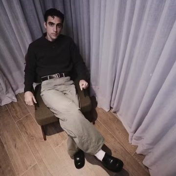 Filho de Caetano, Zeca Veloso deixa timidez de lado, faz parceria com sertanejo e vira modelo