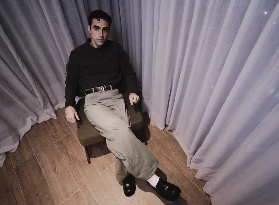 Filho de Caetano, Zeca Veloso deixa timidez de lado, faz parceria com sertanejo e vira modelo