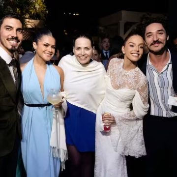 Maisa abre álbum de fotos do casamento de Giovanna Lancellotti e Gabriel David