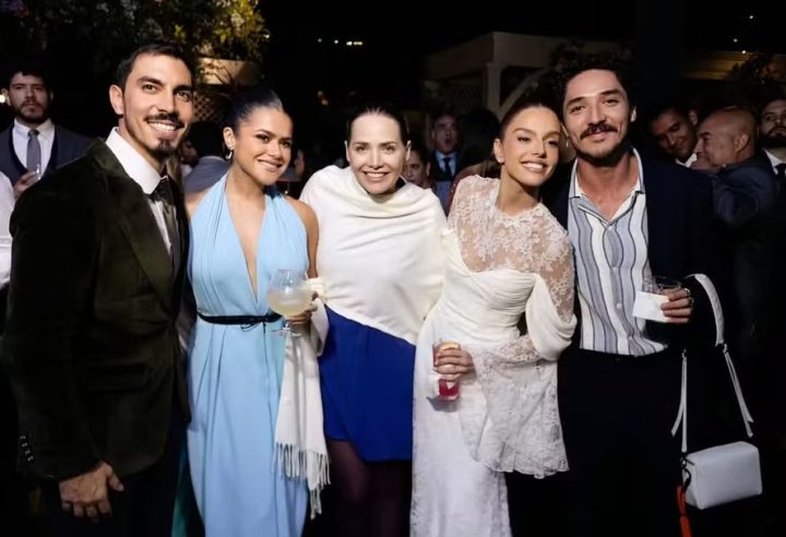 Maisa abre álbum de fotos do casamento de Giovanna Lancellotti e Gabriel David