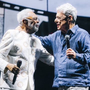 Chico Buarque canta Cálice ao lado de Gilberto Gil em show no Rio de Janeiro