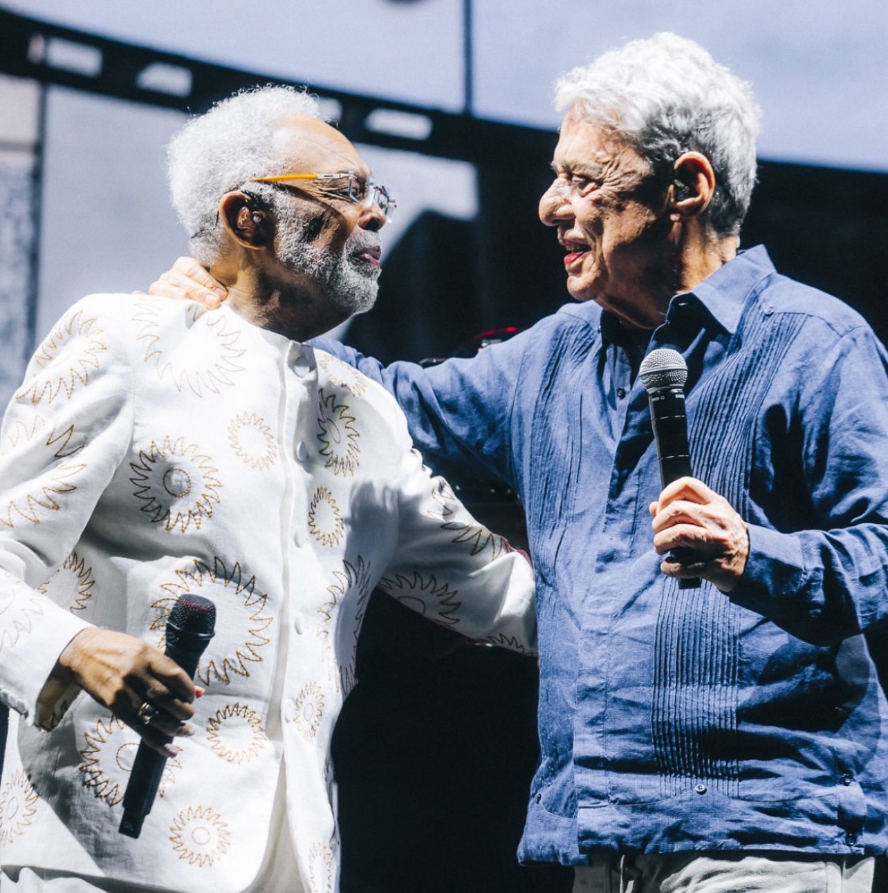 Chico Buarque canta Cálice ao lado de Gilberto Gil em show no Rio de Janeiro