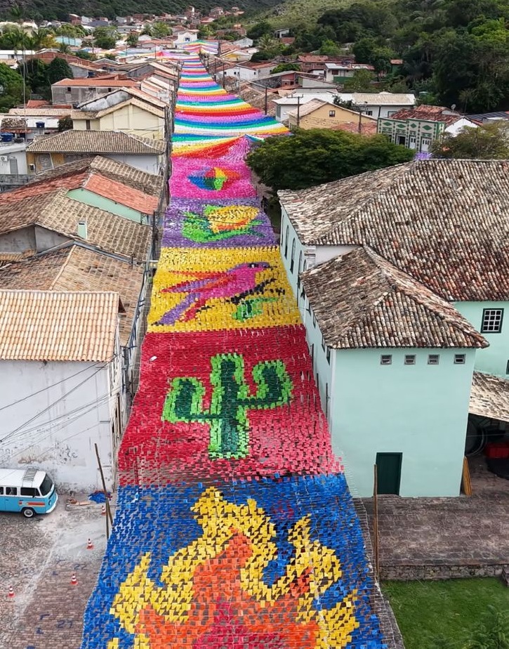 Cidade na Chapada Diamantina chama atenção por decoração junina com quase 20 mil m²