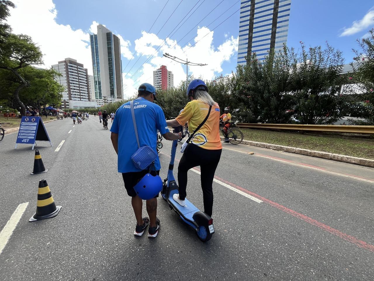 Salvador terá escolas fixas de condução segura para patinetes elétricos aos domingos
