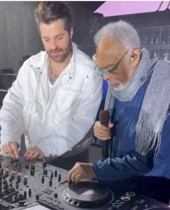 Gilberto Gil DJ? Cantor aprende a usar mesa de som com Alok
