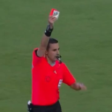 Árbitro confunde cartão vermelho com santinho da Virgem de Guadalupe; veja vídeo