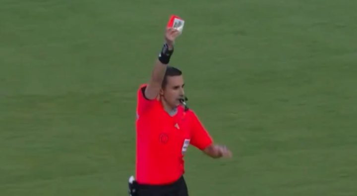 Árbitro confunde cartão vermelho com santinho da Virgem de Guadalupe; veja vídeo