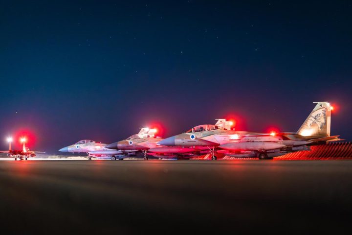 Israel bombardeia Teerã e instalações nucleares do Irã
