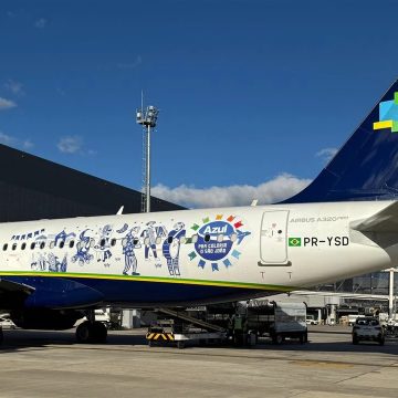 Azul adesiva aeronave com temática de São João e reforça malha aérea no período