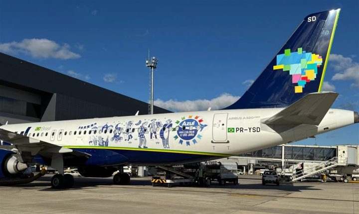 Azul adesiva aeronave com temática de São João e reforça malha aérea no período