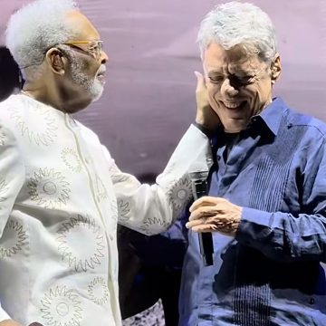 Chico Buarque canta Cálice ao lado de Gilberto Gil em show no Rio de Janeiro