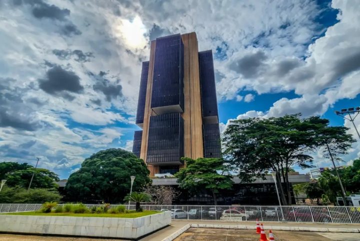 Copom eleva Selic para 15% ao ano, maior nível desde 2006