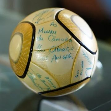 Homem que furtou bola autografada por Neymar é condenado a 17 anos de prisão
