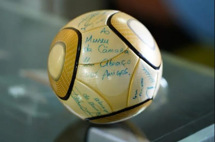 Homem que furtou bola autografada por Neymar é condenado a 17 anos de prisão