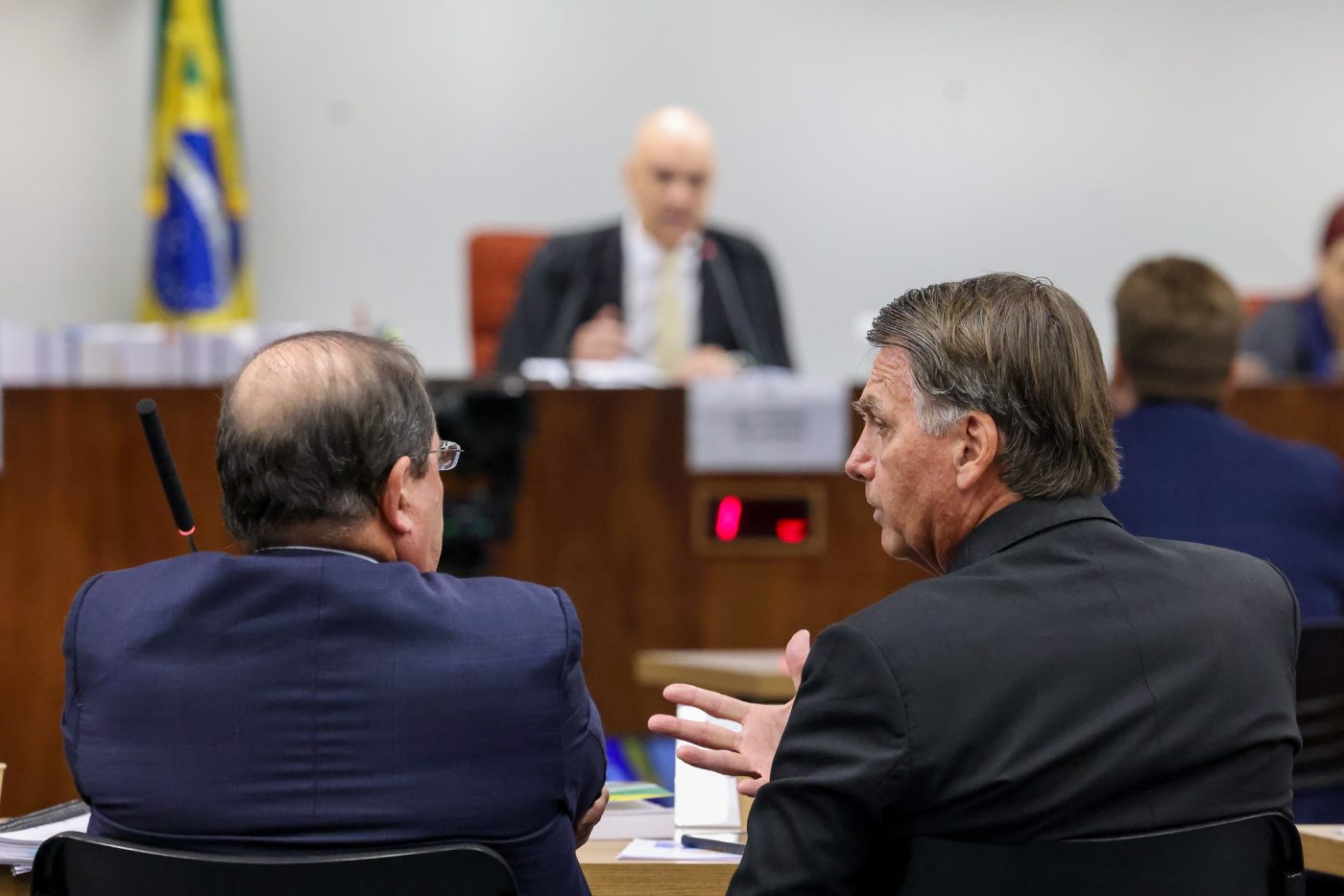 Bolsonaro brinca e convida Alexandre de Moraes para ser vice em 2026; veja vídeo