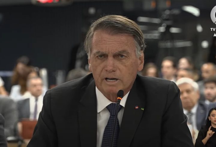Bolsonaro revela que não passou faixa para Lula por medo de vaia: ‘Não iria me submeter’