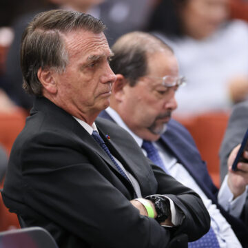 Prisão de Bolsonaro ‘pode acontecer a qualquer momento’, diz líder do PT