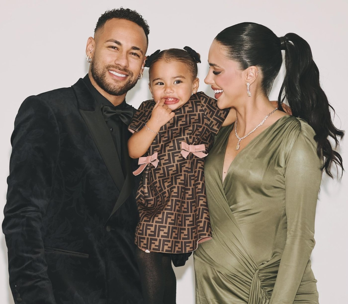 Filha de Neymar, Mavie usa look de quase R$ 12 mil em evento; veja fotos