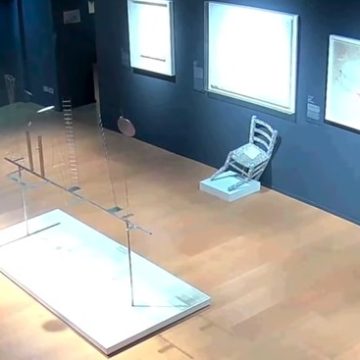 Turista quebra cadeira de cristais Swarovski em museu da Itália e é denunciado