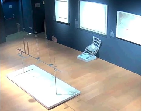 Turista quebra cadeira de cristais Swarovski em museu da Itália e é denunciado