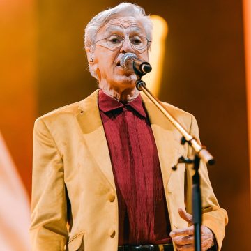 ‘Única canção que eu não recebia aplausos entusiasmados’, diz Caetano Veloso sobre música gospel em turnê