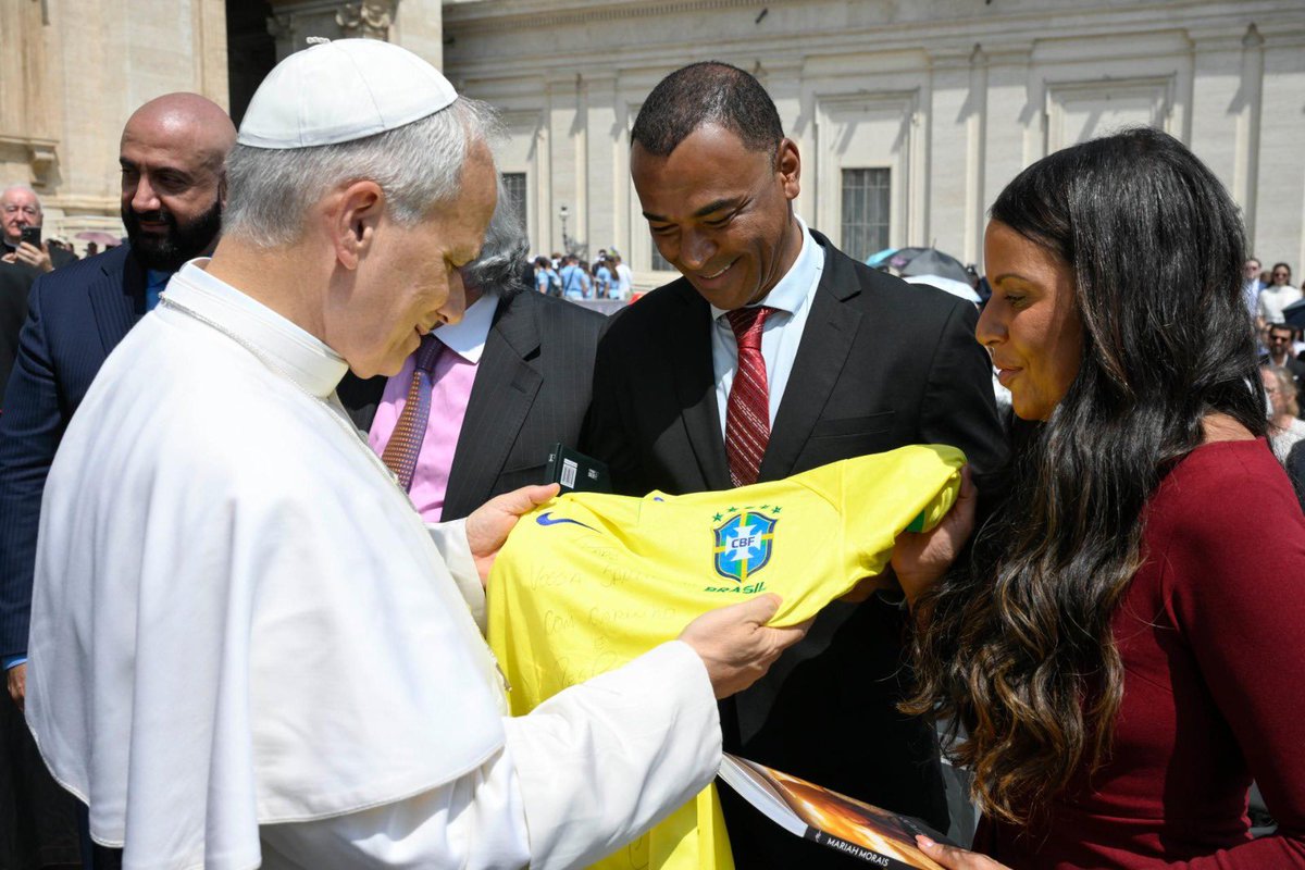 Cafu entrega camisa da Seleção Brasileira ao Papa Leão XIV