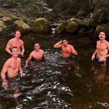 Elenco masculino de “Garota do Momento” arranca suspiros em foto na cachoeira