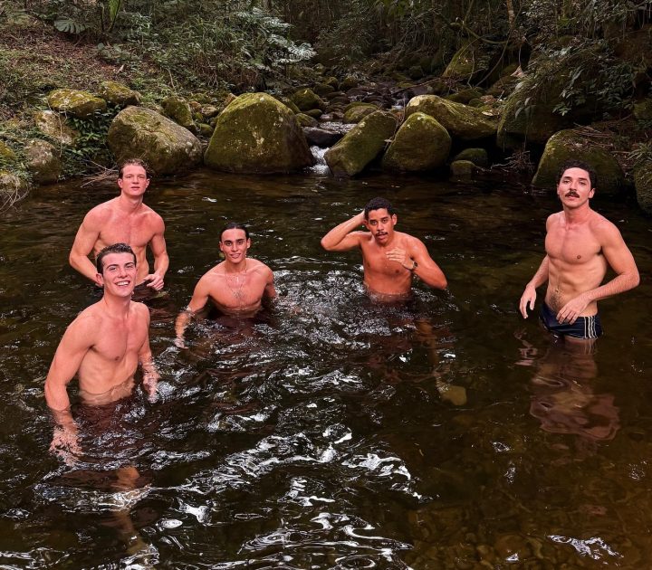 Elenco masculino de “Garota do Momento” arranca suspiros em foto na cachoeira
