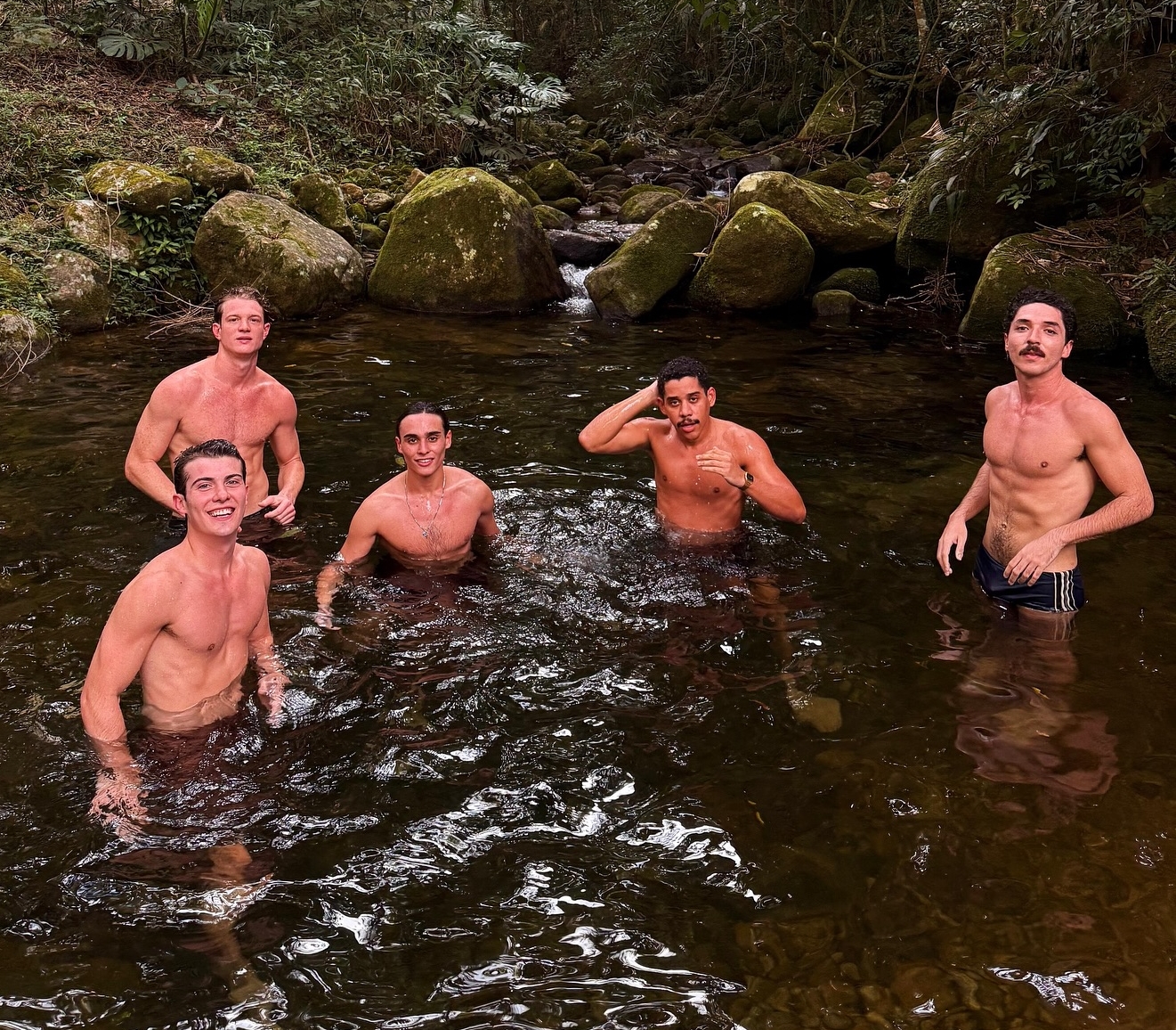 Elenco masculino de “Garota do Momento” arranca suspiros em foto na cachoeira