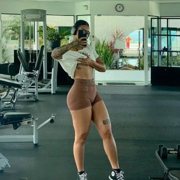 Camilly Victoria exibe shape definido em look fitness e recebe elogios nas redes